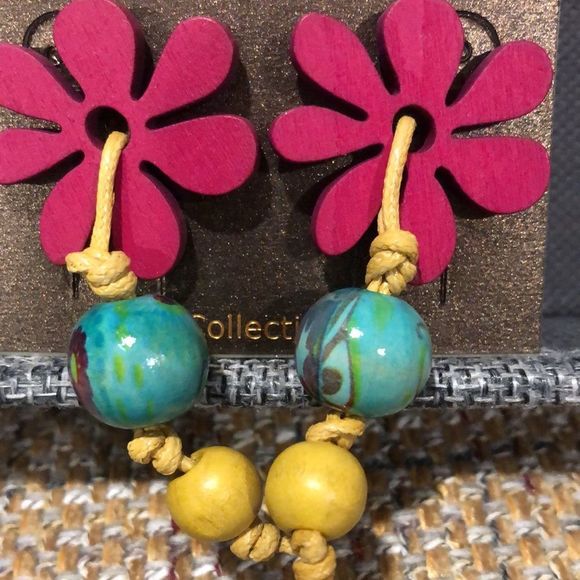 TRESKA Wooden Floral Cutout Multicolor Drop Dangle Earrings NWT - Picture 2 of 4
